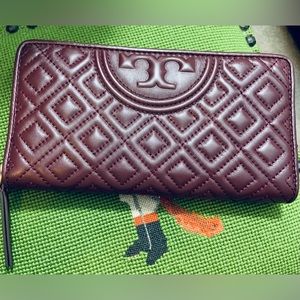 NEW Tory Burch Fleming Zip Continental Wallet in Claret;Gorgeous Deep Wine 🍷.